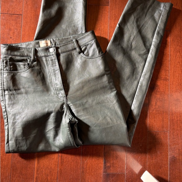 Aritzia Green Straight Leg Pants - Picture 15 of 15